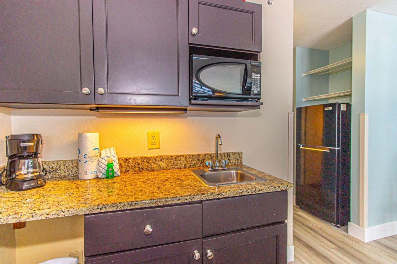 Landmark Resort King Suite Unit 710 Beautifully Updated Sleeps 4 Мертл-Біч Номер фото